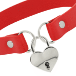 COQUETTE CHIC DESIRE – COLLIER EN CUIR VEGAN ROUGE AVEC ACCESSOIRE COEUR AVEC CL?